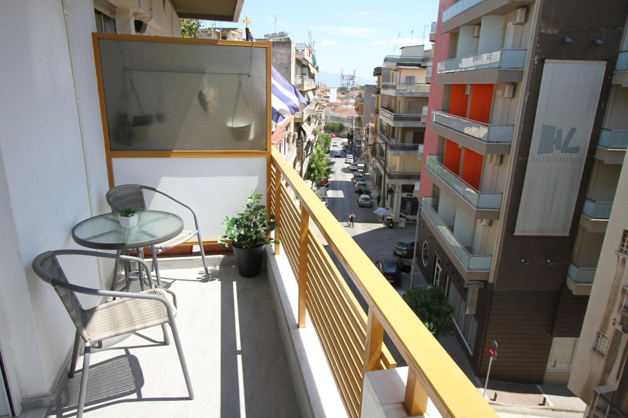 Newly Renovated Central 2 Bedroom Apartment In Kozani Exterior photo